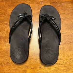 Vionic black dress flip flops with adorable bows